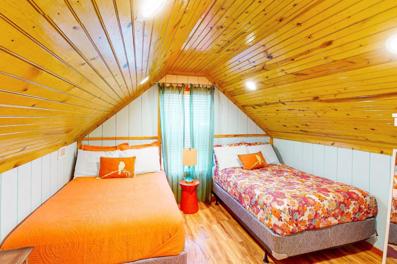 אוסטין Cabin-Style Book House & Writing Barn חדר תמונה