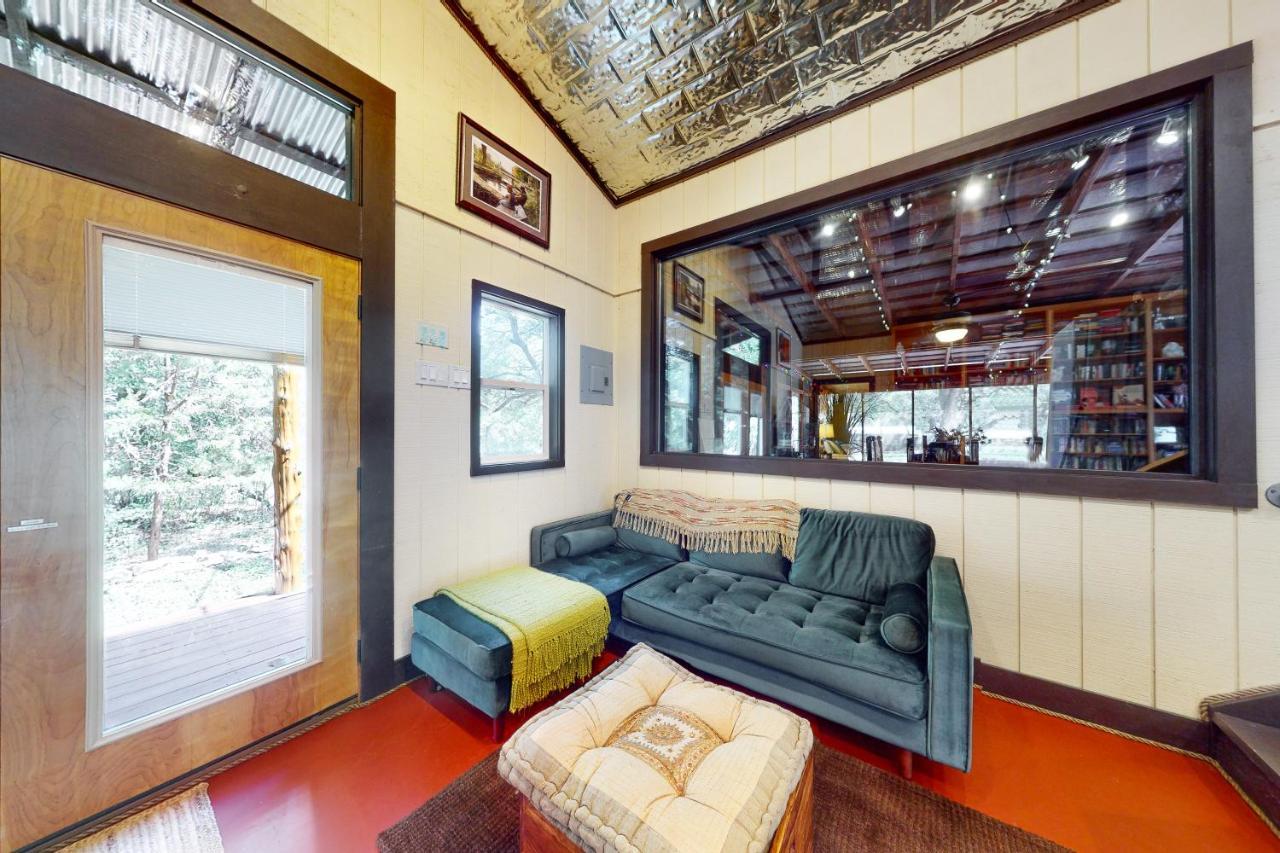 אוסטין Cabin-Style Book House & Writing Barn חדר תמונה