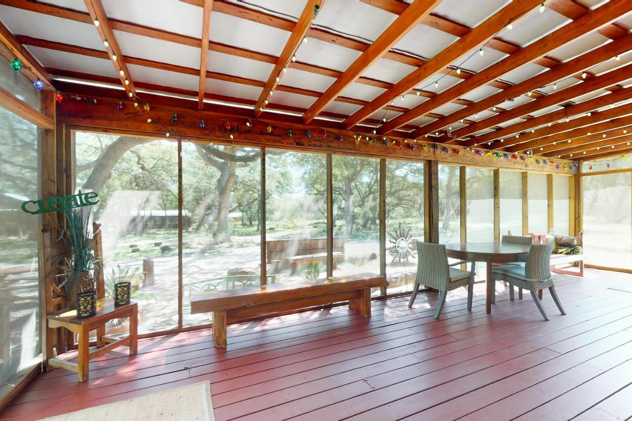 אוסטין Cabin-Style Book House & Writing Barn חדר תמונה