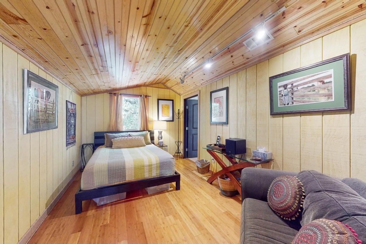 אוסטין Cabin-Style Book House & Writing Barn חדר תמונה