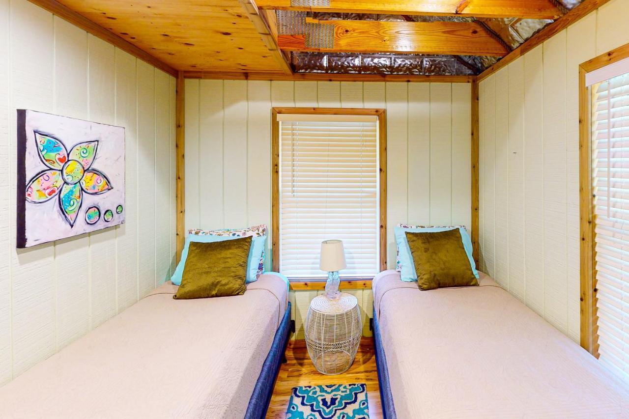 אוסטין Cabin-Style Book House & Writing Barn חדר תמונה