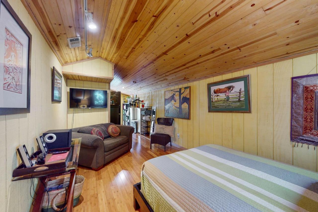 אוסטין Cabin-Style Book House & Writing Barn חדר תמונה