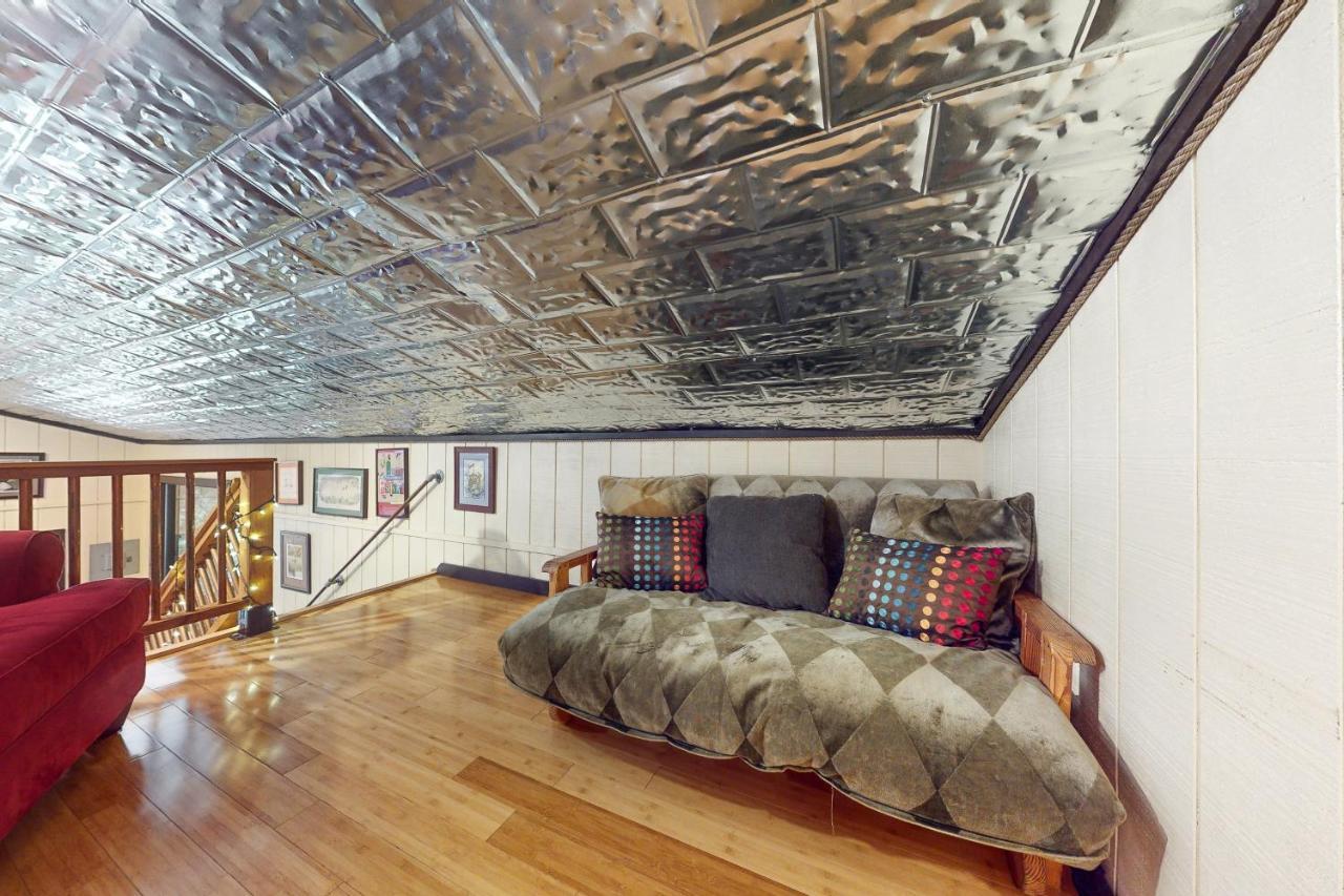 אוסטין Cabin-Style Book House & Writing Barn חדר תמונה