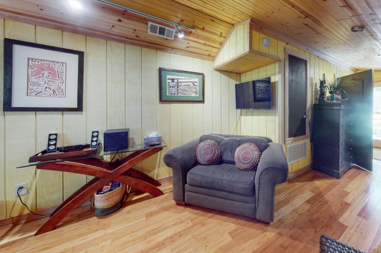 אוסטין Cabin-Style Book House & Writing Barn חדר תמונה