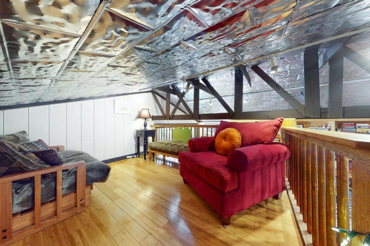 אוסטין Cabin-Style Book House & Writing Barn חדר תמונה