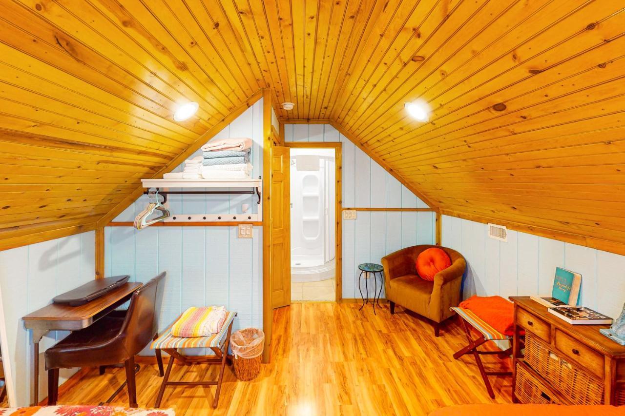 אוסטין Cabin-Style Book House & Writing Barn חדר תמונה