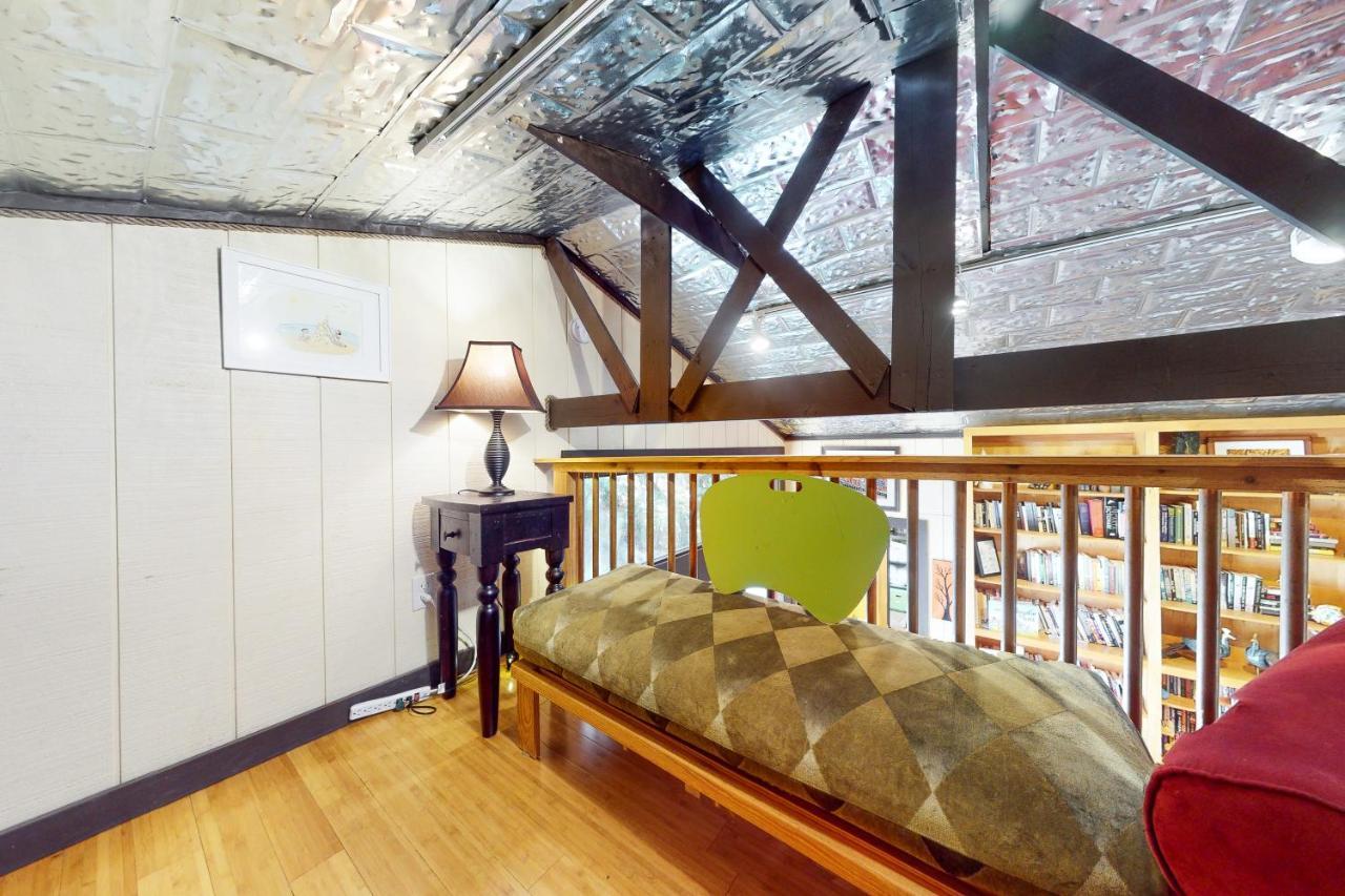 אוסטין Cabin-Style Book House & Writing Barn חדר תמונה